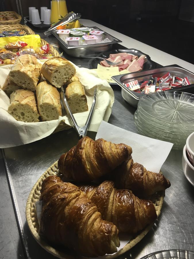 Hotel Restaurant La Garenne Tresserre Buitenkant foto